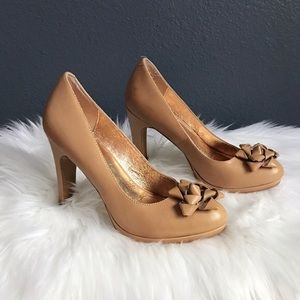 Nude w/ gold Bow High Heels Miss Albright size 5